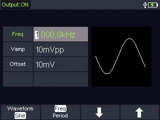 Bild eines Oszilloskop-Displays. Links zeigt es 'Frequenz: 1,000,0 KHz', 'Spannung: 10mVpp', 'Offset: 10 mV'. Rechts ist eine Sinuswellenform.