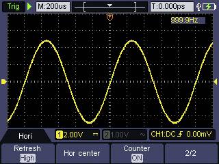 Oszilloskopbildschirm zeigt eine gelbe Sinuswelle mit einer Frequenz von 999,9 Hz und einer Spannung von 12,0 V auf Kanal 1.