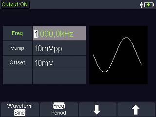 Bild eines Oszilloskop-Displays: Ausgabe ist 'ON'. Frequenz 1000,0 kHz, Spannung 10 mVpp, Offset 10 mV. Wellenform ist Sinus.