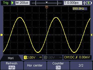 Ein Oszilloskop zeigt eine gelbe, gleichmäßige Sinuswelle mit einer Frequenz von 999,9 Hz und einer Spannung von 12,0 V auf Kanal 1.