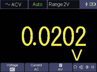 Messgerät zeigt Wechselspannung: 0,0202 Volt im 2V-Bereich. Modus: Auto.