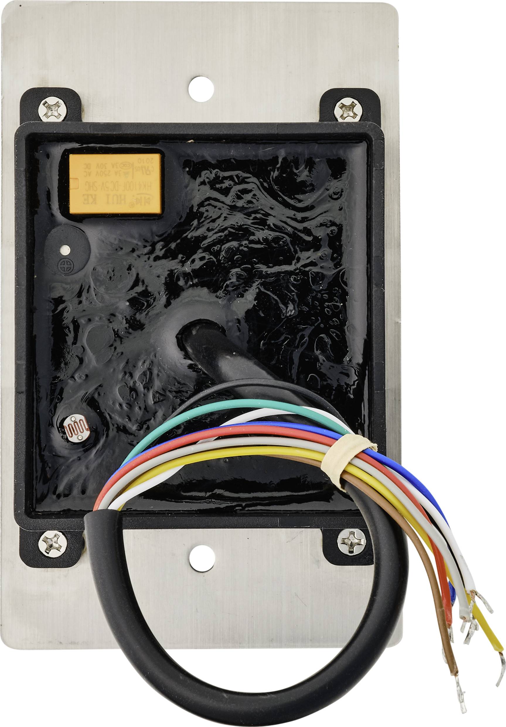 Rückansicht eines elektrischen Geräteanschlusses mit freiliegenden bunten Kabeln, montiert auf einer Metallplatte.