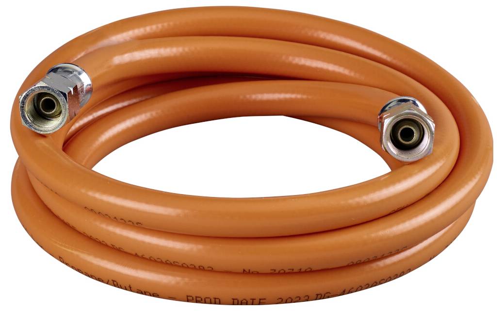 Aufgerollter orangefarbener Schlauch mit Metallanschlüssen an beiden Enden, isoliert auf weißem Hintergrund.