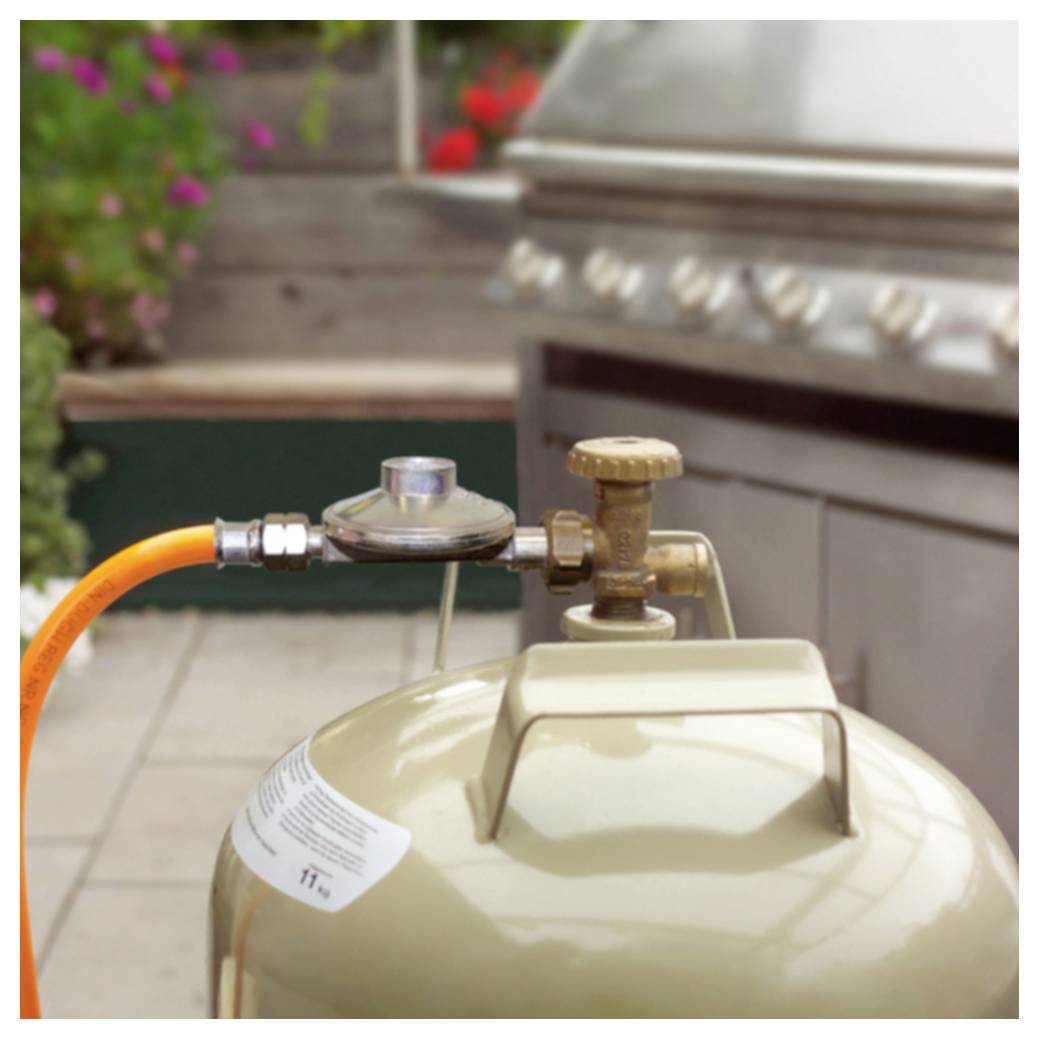 Outdoor-Propantank verbunden mit einem Grill durch einen orangefarbenen Gasschlauch und einen Regler.