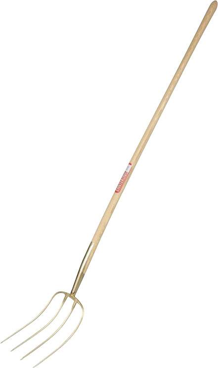 Heugabel mit Holzstiel und vier Zinken, vor weißem Hintergrund abgebildet. Werkzeug für Landwirtschaft oder Gartenarbeit.