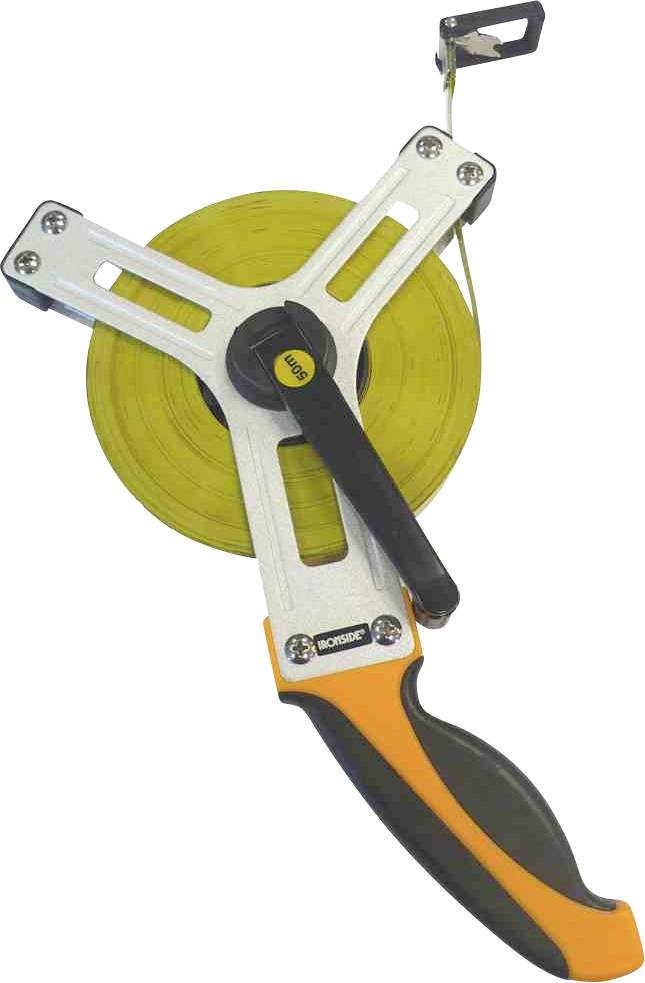 Ein gelbes Maßband auf Metallspule mit schwarzem Griff und Kurbel, zum Messen von Entfernungen in Bau- oder Gartenprojekten.