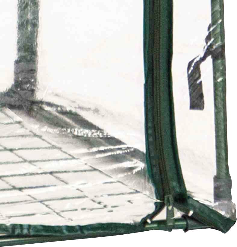 Grünes Zelt oder Abdeckung mit transparenter Plastikplane, die über einen gepflasterten Boden gespannt ist; möglicherweise ein Gartenartikel.