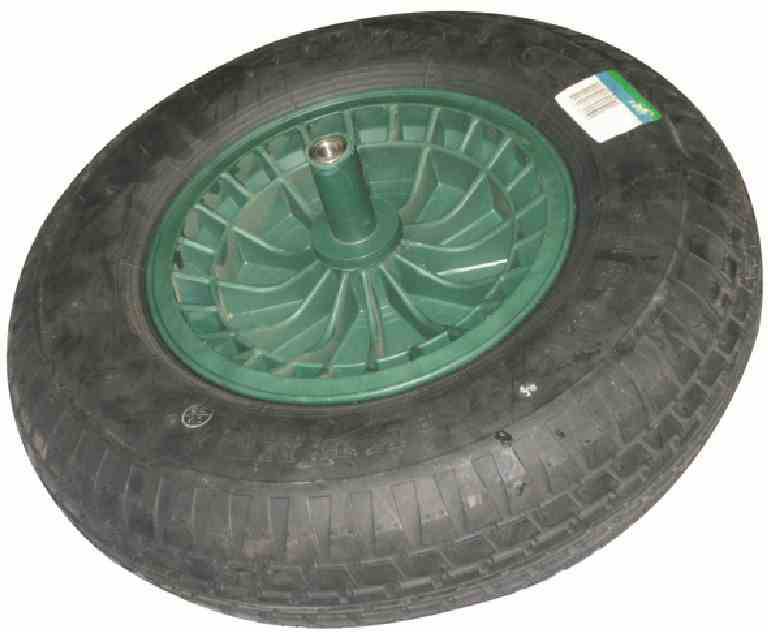 Ein schwarzer Gummireifen mit einem grünen Kunststoffrad in der Mitte, geeignet für Schubkarren oder ähnliche Fahrzeuge.