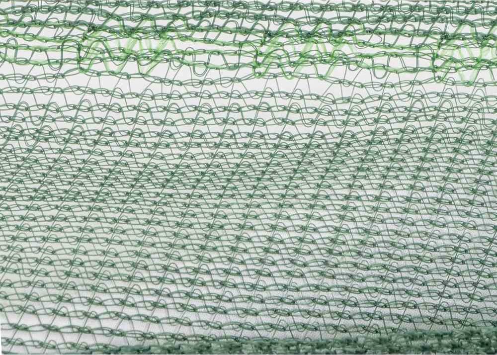 Grünes Netzgewebe, dicht gewebt, zeigt parallele Linien und Muster. Es wirkt stabil und könnte als Schutznetz verwendet werden.