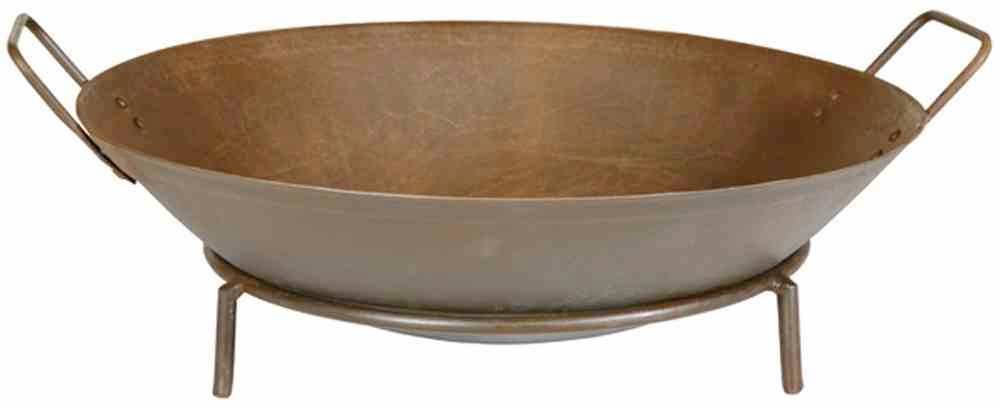 Eine runde, flache Feuerschale aus Metall mit zwei Griffen an den Seiten, steht auf einem dreibeinigen Gestell.