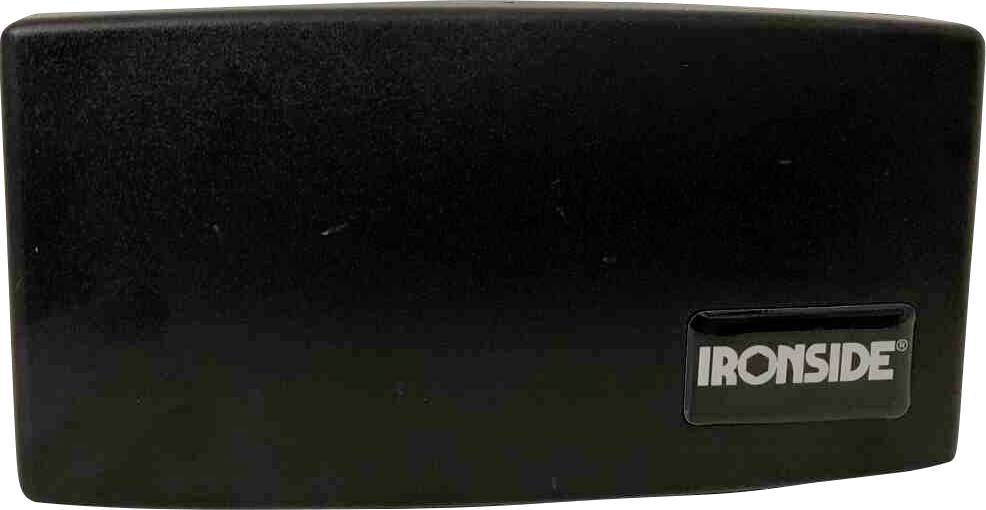 Ein schwarzes Rechteck mit dem Logo 'IRONSIDE' in der unteren rechten Ecke.