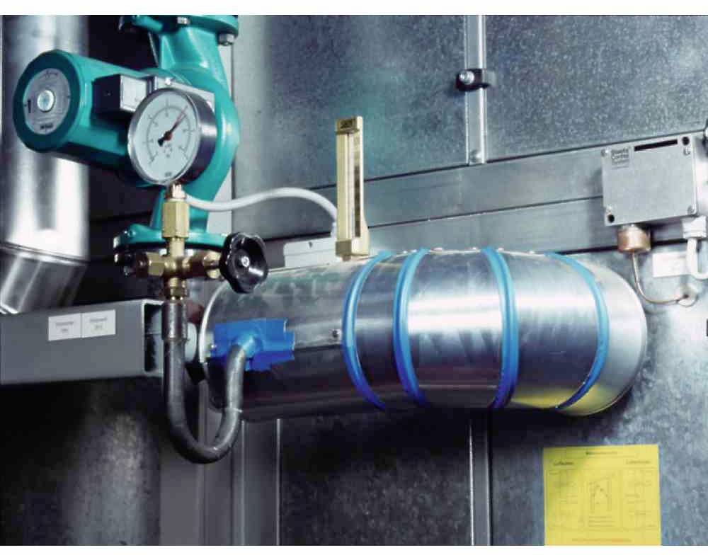 Ein Druckmessgerät an einer Rohrleitung in einer technischen Anlage, mit blauen Bändern befestigt, zeigt einen Wasserdruck von 0,8 Bar.