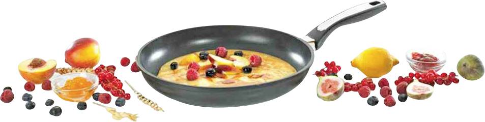 Eine Pfanne mit Pfannkuchen, garniert mit Himbeeren und Blaubeeren. Umgeben von frischem Obst wie Pfirsich, Johannisbeeren und Zitrone.