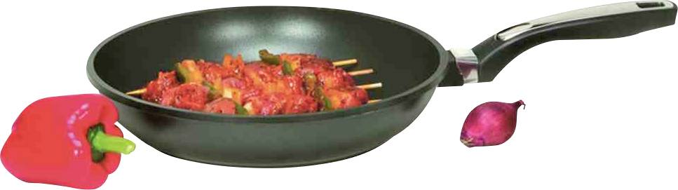 Eine Bratpfanne mit Spießen aus Fleisch und Gemüse, daneben eine rote Paprika und eine rote Zwiebel.