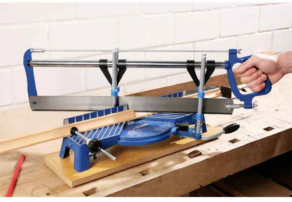 Eine Handsäge wird auf einer Gehrungssägenhalterung genutzt, um Holz präzise in einem bestimmten Winkel auf einer Werkbank zu schneiden.
