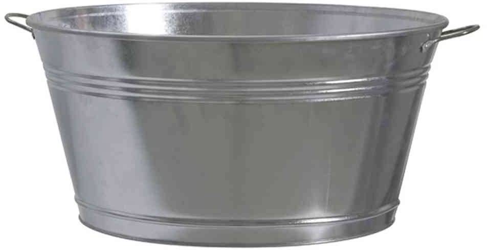 Ein metallener Eimer mit zwei Griffen, leer und glänzend, steht isoliert auf einem neutralen Hintergrund.