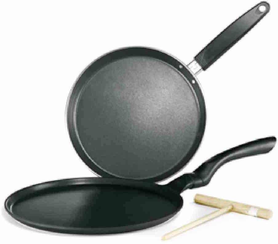 Zwei schwarze Pfannen nebeneinander, eine normal, die andere für Crêpes mit einem Holzstreicher. Geeignet fürs Kochen.