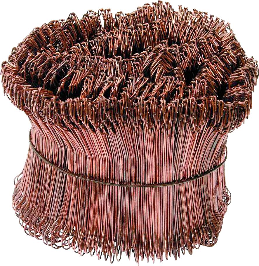 Ein dichter Stapel aus verzinkten, rostfreien Heftklammern, die spiralförmig gebündelt sind, bereit für den industriellen Gebrauch.