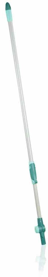 Teleskopstange mit grünem Griff und Verlängerung, hauptsächlich für Reinigungszwecke im Freien verwendet.