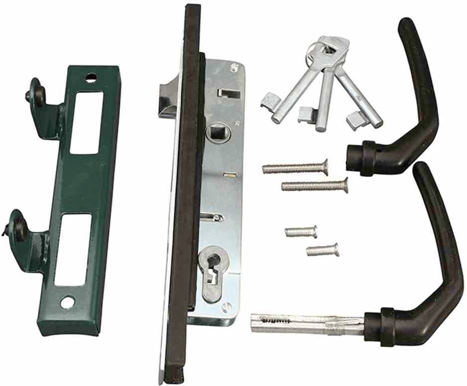 Türschloss-Set mit zwei schwarzen Griffen, Schlossmechanismus, Schließblech, Schrauben und drei Schlüsseln.