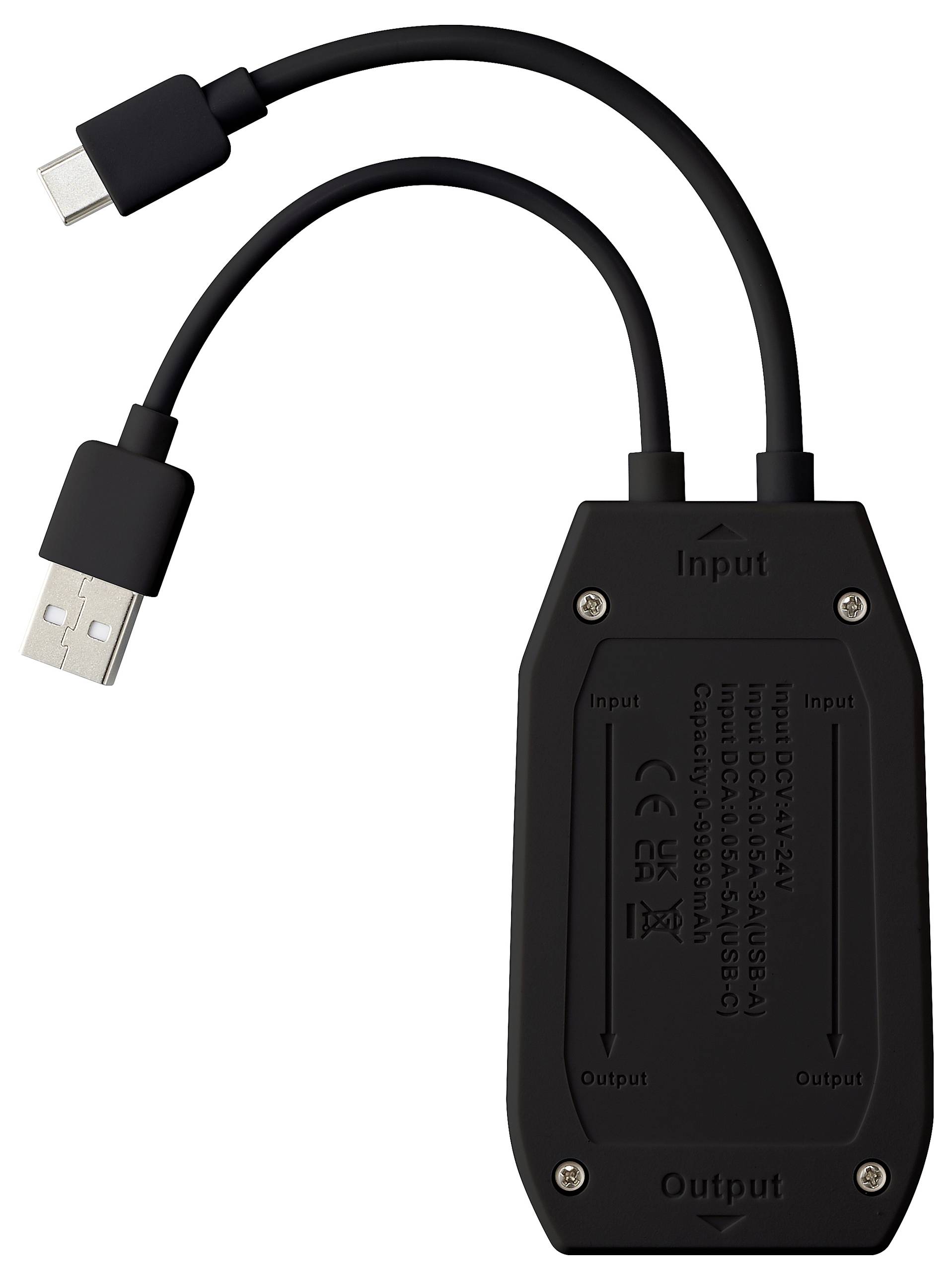 Ein schwarzer Adapter mit zwei USB-Kabelanschlüssen; einer USB-A und einer USB-C. Der Adapter ist mit 'Input' und 'Output' beschriftet.