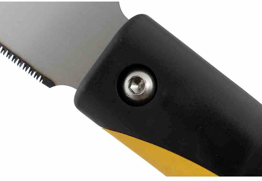 Nahaufnahme eines ergonomischen Sägegriffs mit einer schwarzen und gelben Oberfläche, zeigt eine Metallschraube zur Befestigung.