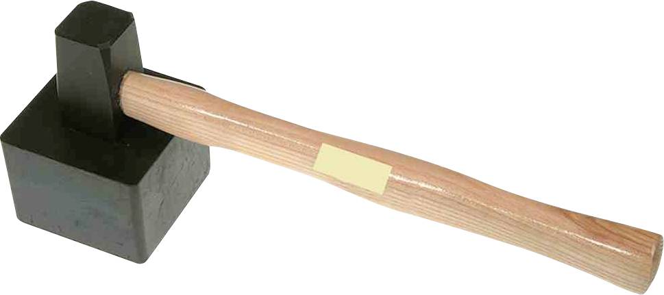 Ein großer Schmiedehammer mit einem hölzernen Griff und einem massiven, schwarzen Metallkopf.