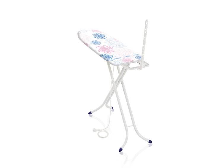 Bügelbrett mit Blumenmuster in Rosa und Blau, freistehend auf weißen Beinen mit blauen Füßen.