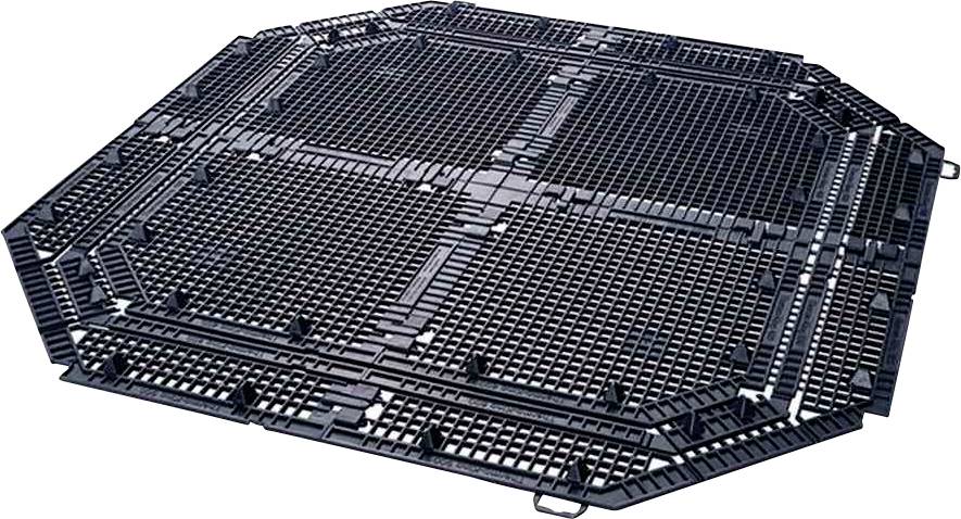 Schwarze, achteckige Kunststoffpalette mit grobmaschigem Gittermuster, geeignet für industrielle Anwendungen und Transport.