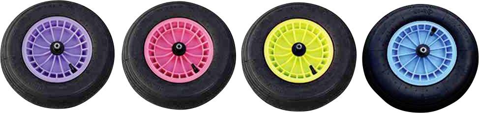 Vier bunte Plastikräder: lila, rosa, gelb, blau. Jedes Rad hat einen schwarzen Gummireifen und eine farbige Nabe mit Speichen.