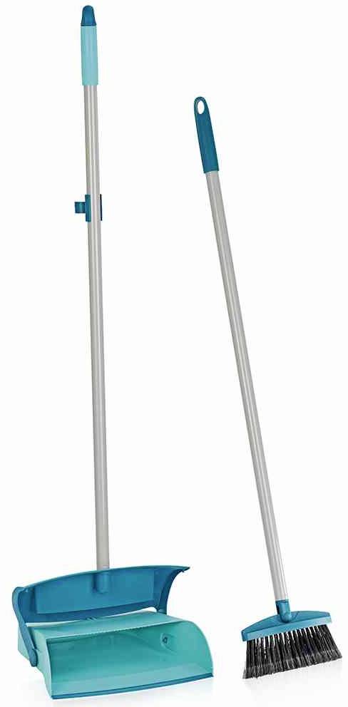 Kehrset mit blauem Besen und Kehrschaufel aus Metall und Kunststoff, stehend.