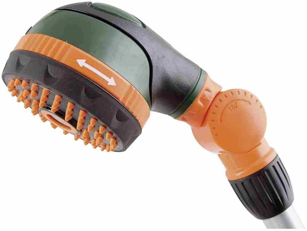 Grüne und orangefarbene Gartenspritzdüse mit verstellbarem Wasserstrahl, dargestellt mit einem Pfeilsymbol auf der Düse.