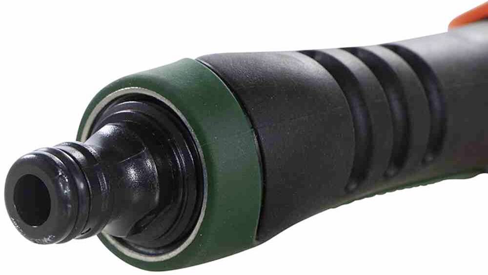 Nahaufnahme eines flexiblen Gartenschlauchs mit schwarzem, geriffelten Griff und grünem, geripptem Anschlussstück.