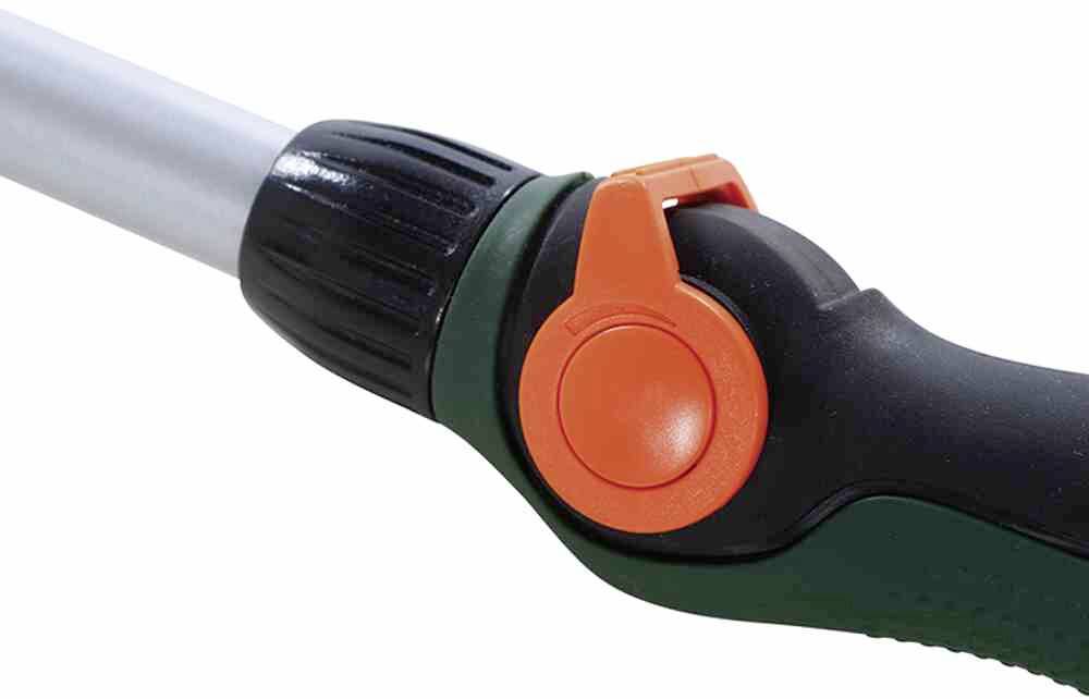 Nahaufnahme eines ausziehbaren Gartenwerkzeugs mit einem orangefarbenen, runden Einstellknopf an einem schwarzen und grünen Griff.