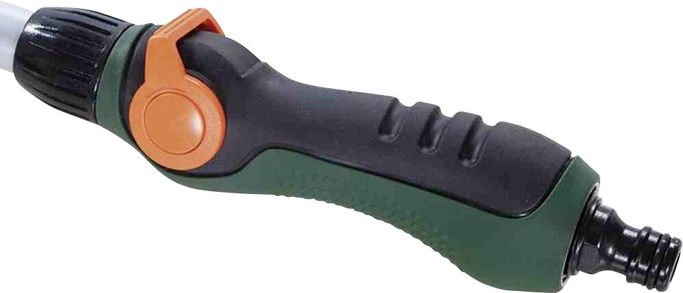 Ein Gartenbrausegriff in Schwarz und Grün mit orangem Hebelknopf zur Wassersteuerung, an einen Schlauch angeschlossen.