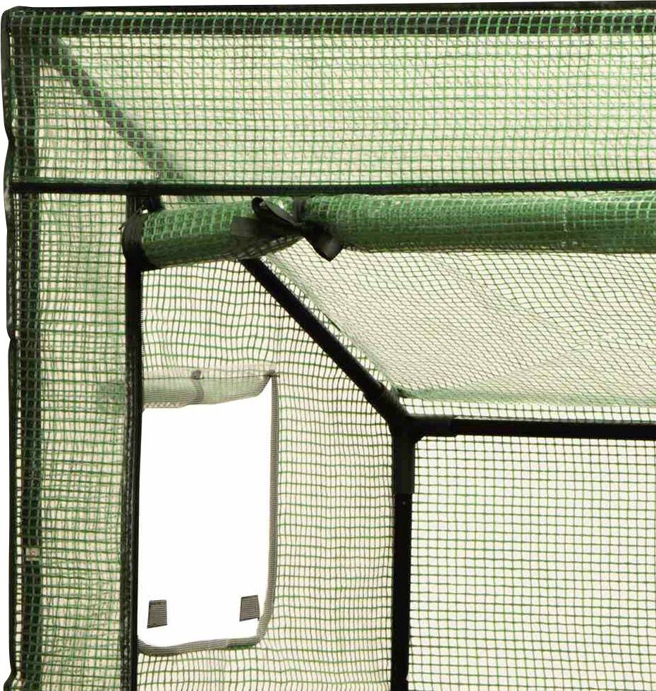 Ein Gewächshaus mit grünem Netzgewebe, das für Pflanzen Schutz vor Witterung bietet. Holzstruktur ist teilweise sichtbar.