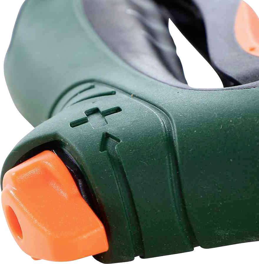Grüner und orangener Gartenschlauchanschluss mit Plus- und Minus-Markierungen für die Wasserdurchflussregelung.
