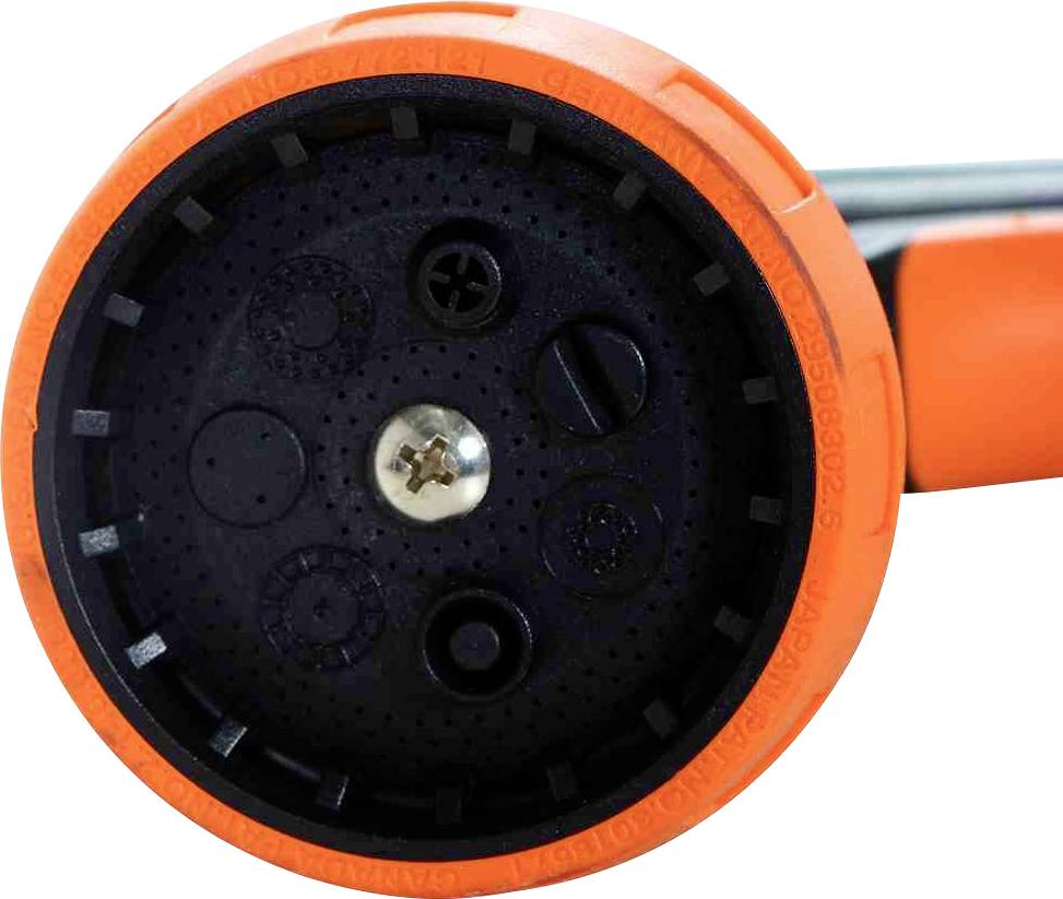 Nahaufnahme eines orangefarbenen Steckers, der ein schwarzes Ende mit mehreren Löchern und einem zentralen Metallstift zeigt.