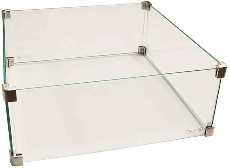 Ein quadratischer Glasbehälter mit Metallverbindern an den Ecken.