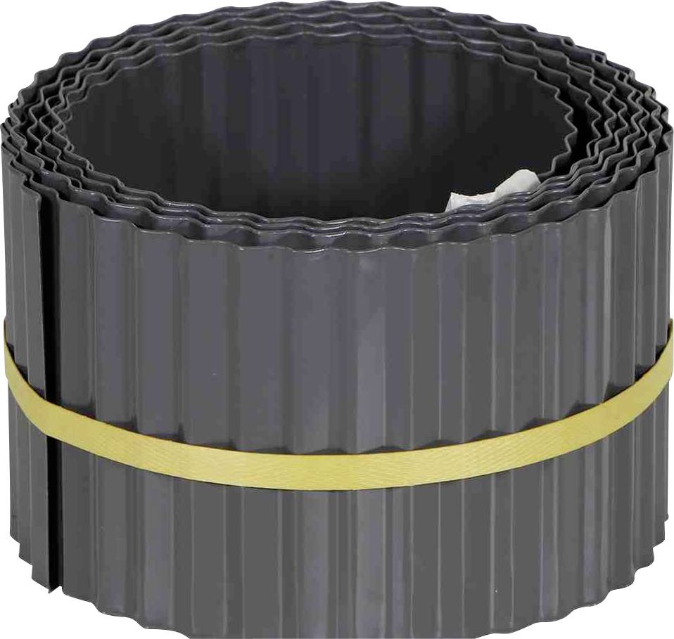 Eine Rolle schwarzes, welliges Kunststoffmaterial, zusammengehalten von einem gelben Band.