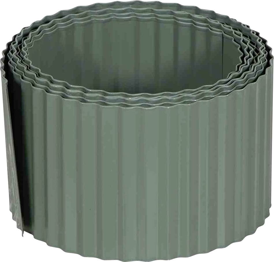 Grüner, gewellter Kunststoffzaun in Rollenform.