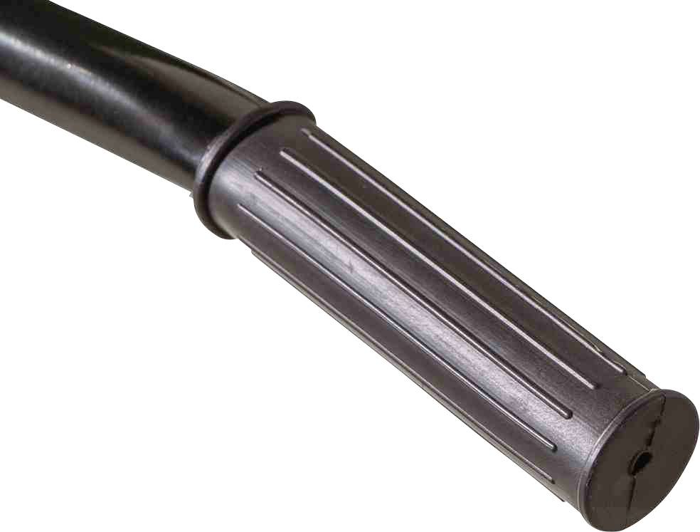 Ein schwarzer Rohrgriff mit länglichen Vertiefungen, möglicherweise von einem Werkzeug oder Gerät, vor weißem Hintergrund.