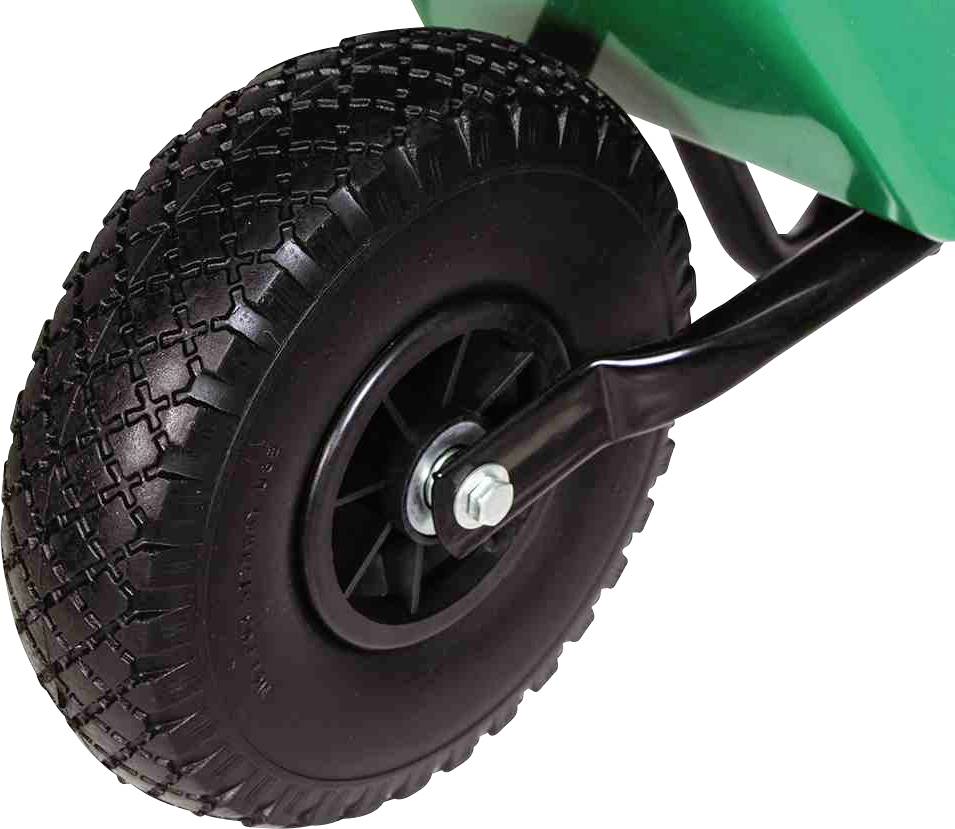 Nahaufnahme eines schwarzen Rads mit grobem Profil, montiert an einem grünen Gerät; zeigt Stabilität und Mobilität des Objekts.