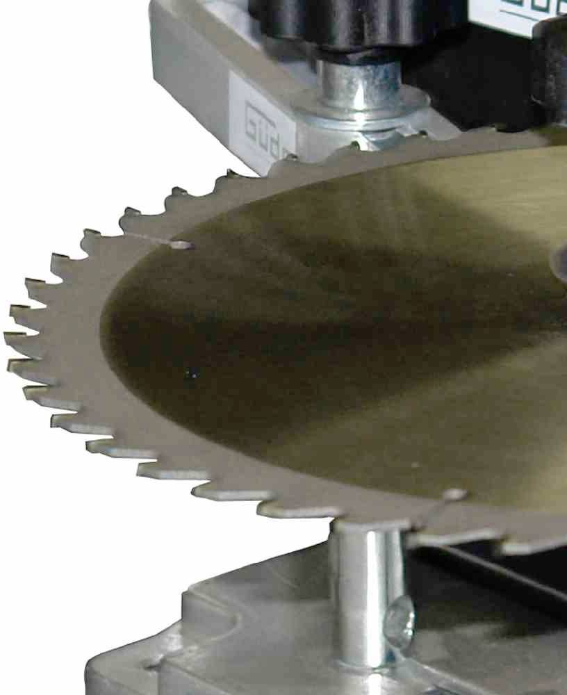 Nahaufnahme einer Kreissäge mit metallischem Sägeblatt und gezahnten Kanten, montiert auf einer Maschine, vor neutralem Hintergrund.