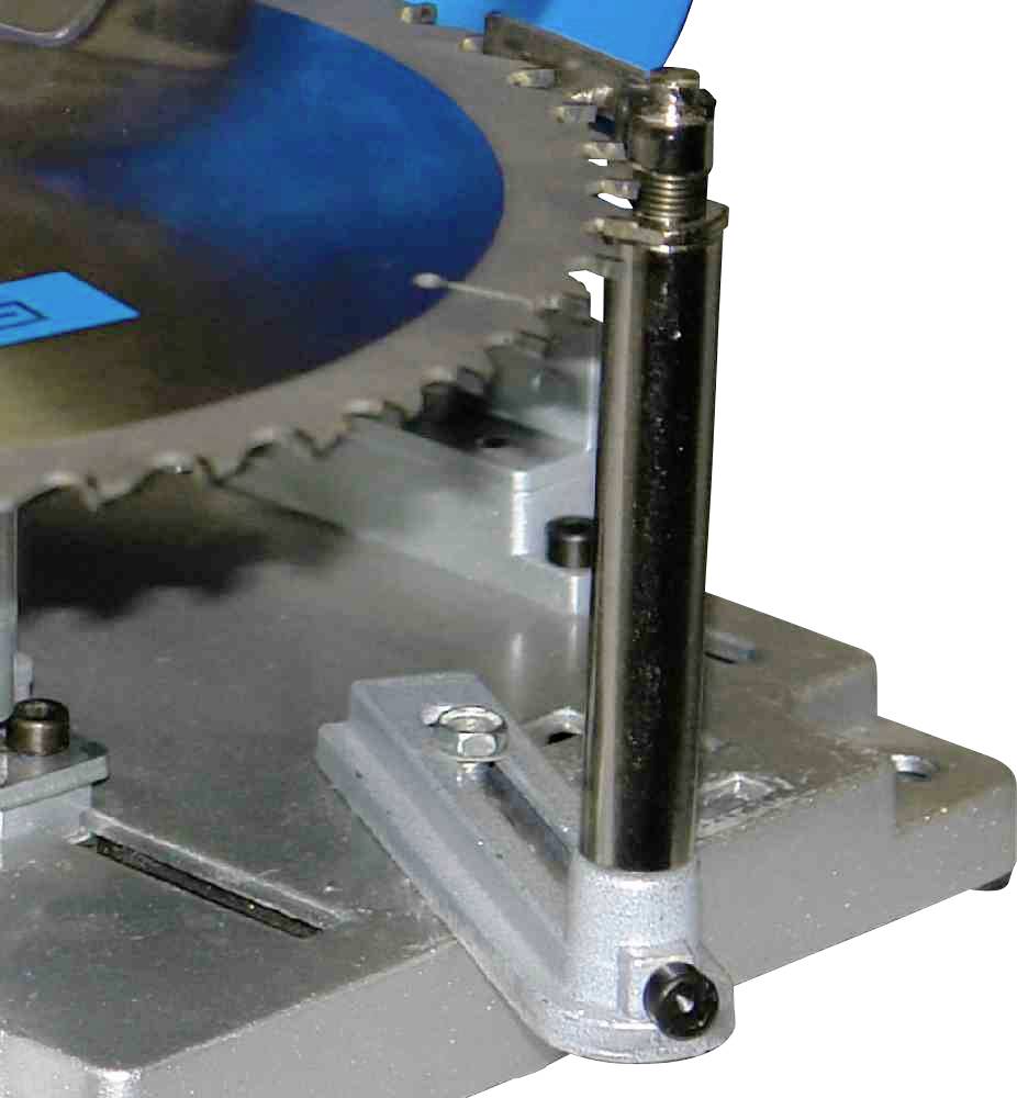 Nahaufnahme eines Teils einer Maschinen- oder Gerätekomponente, mit einem gezahnten Metallkreis und einer vertikalen Stange auf einem Metallrahmen.