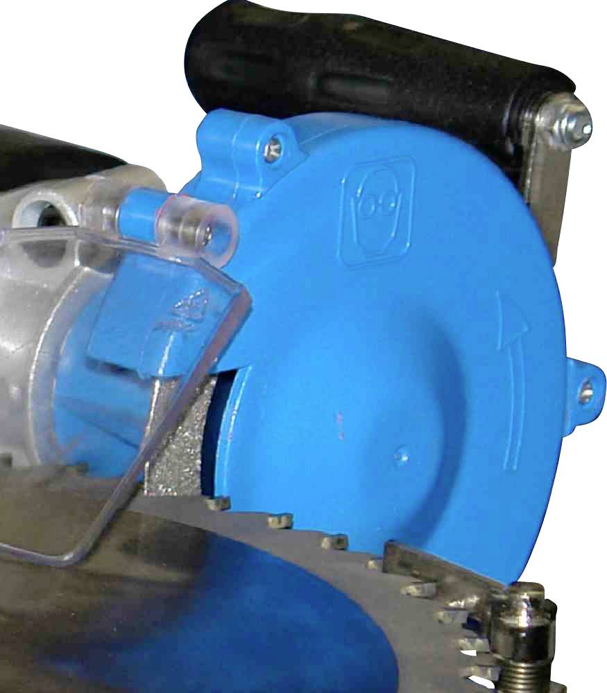 Nahaufnahme einer Kreissäge mit blauer Schutzabdeckung. Ein Pfeil zeigt die Drehrichtung an. Werkzeug und Sicherheitshinweis im Bild.