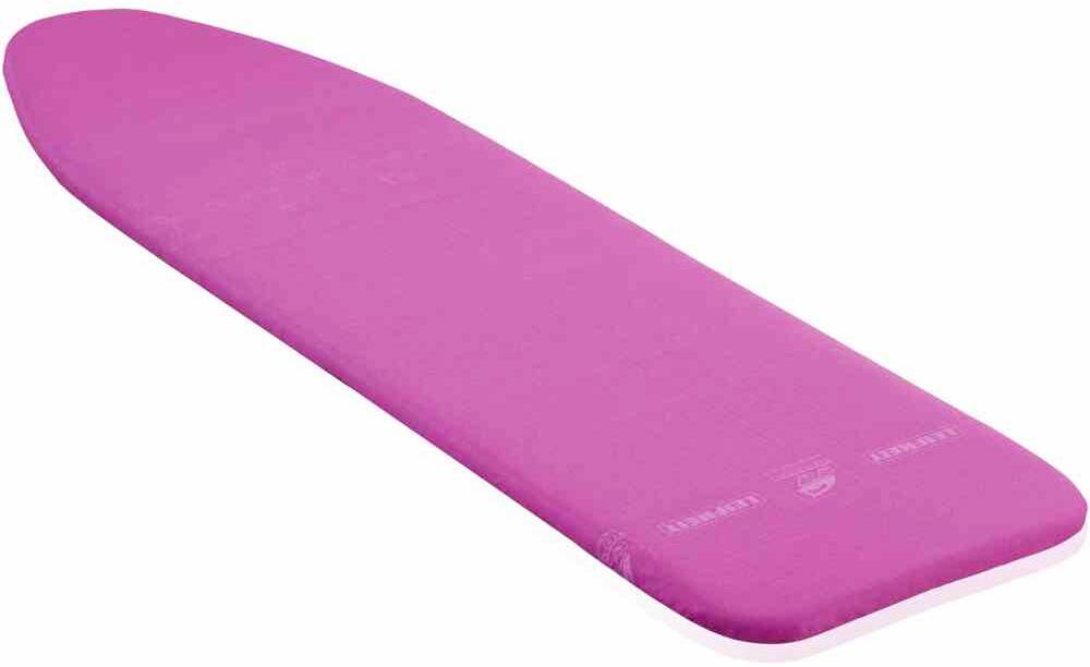 Ein pinker Bügelbrettbezug aus Stoff, glatt gespannt und bereit zum Bügeln.