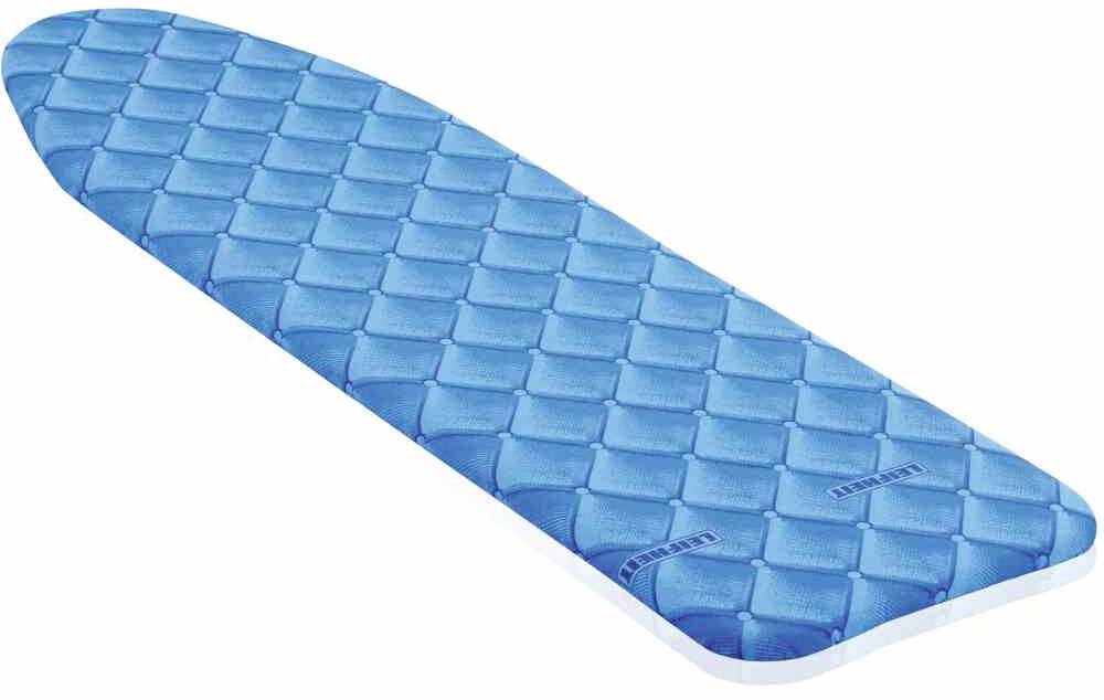 Ein blaues Bügelbrettbezug mit gesteppter Oberfläche.