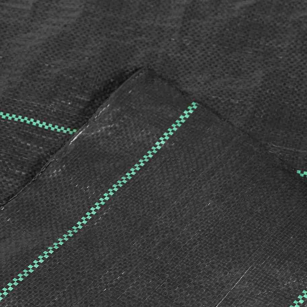 Schwarzes Geotextil mit grünen Streifenmärkierungen, verwendet zur Unkrautbekämpfung und Bodenstabilisierung in Garten- oder Bauprojekten.