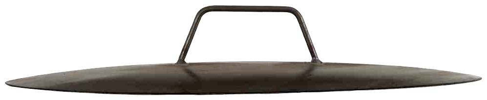 Metall-Topfdeckel mit flachem Griff in der Mitte, aus dunklem Metall gefertigt.